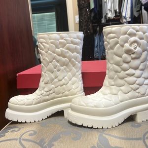 NWT Valentino Rainboots
